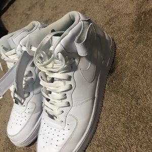 Men Nike mid airforce 1 white.